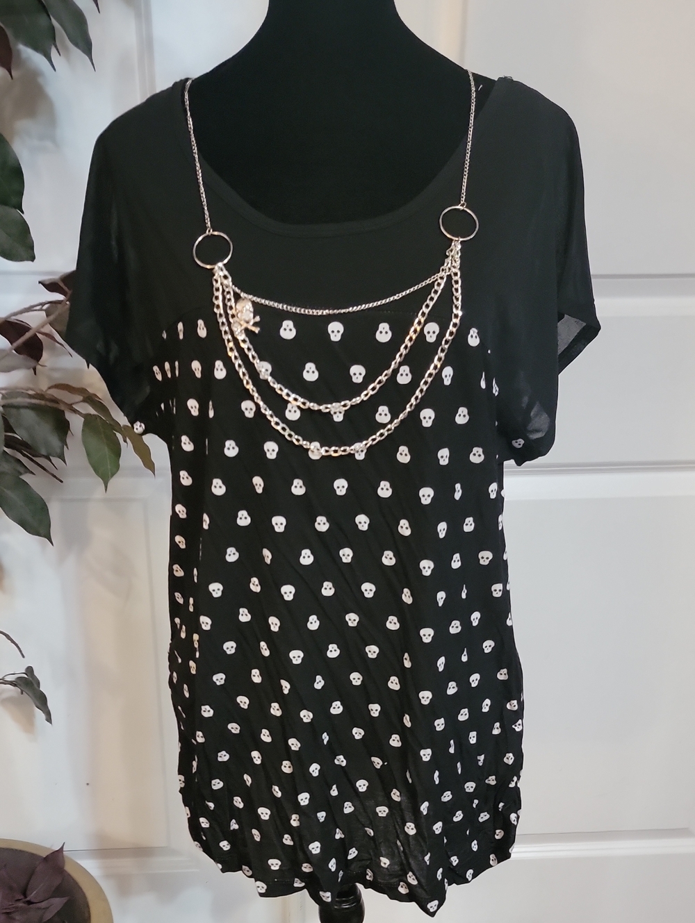 Black Short-Sleeve Skull Print Tunic with Detaichable Chain Necklace